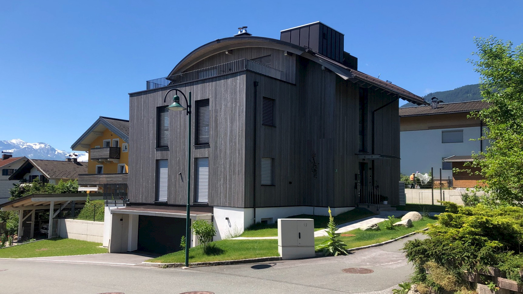 Apartment building R
